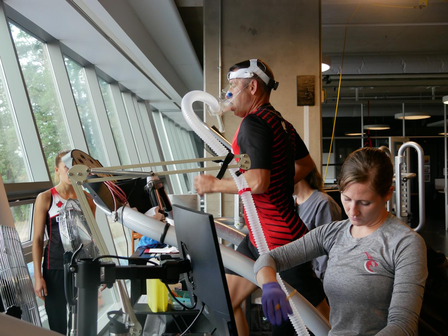 athlete training with oxygen mask